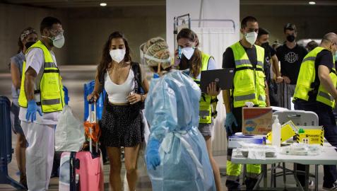 Jóvenes procedentes de zonas de veraneo como Salou (Tarragona), a su llegada hoy sábado a la estación de autobuses de Pamplona donde continúa la recogida de pruebas Covid con un elevado nivel de participación.