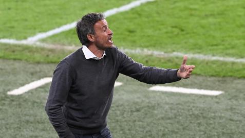 Luis Enrique dando instrucciones a sus jugadores durante un momento del partido ante Italia.