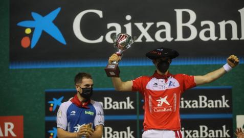 Altuna, con la txapela y trofeo de campeón