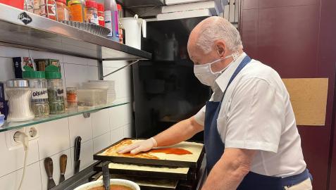 Raúl Ariztizabal, propietario del restaurante La Tablita, creando las pizzas del día.