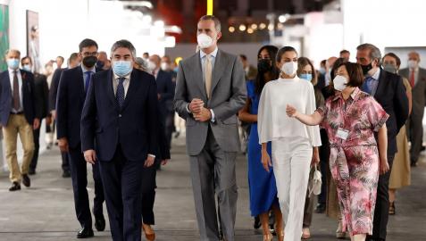 Los reyes Felipe y Letizia junto a la directora de ARCO y el ministro de Cultura, durante la inauguración oficial de la feria.