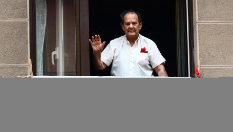 Ismael Liras, de 91 años, preside la calle con su cartel