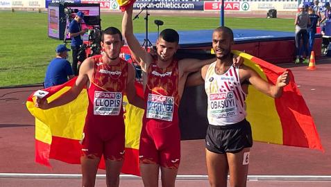 De izda. a dcha., Enrique Llopis (bronce), Asier Martínez (oro) y el belga Obasuyi (plata)