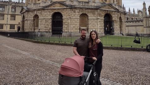Ana Beunza y Jorge Blázquez, con su hija Laia, en Oxford, frente al Radcliffe Camera