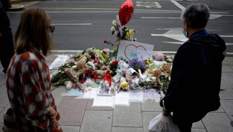 Vista de las flores y los mensajes dejados en el lugar en el que fue asesinado Samuel Luiz