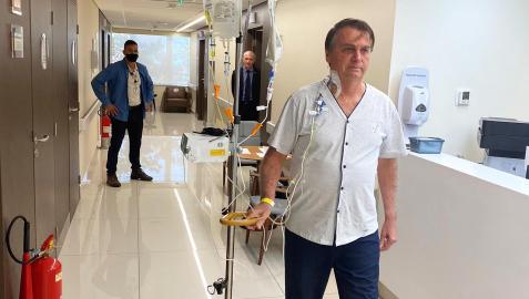 Imagen subida a las redes sociales por el presidente brasileño, Jair Bolsonaro, caminando por el hospital