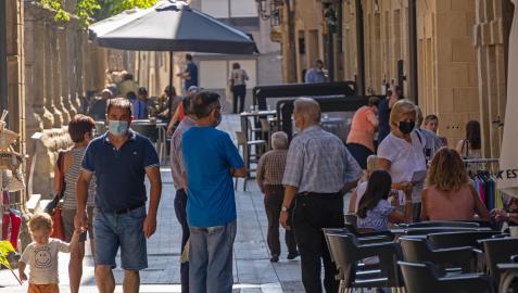 Vecinos pasean y disfrutan de una jornada de verano en el centro de Viana, donde se desarrolla principalmente la actividad comercial. Vecinos pasean y disfrutan de una jornada de verano en el centro de Viana, donde se desarrolla principalmente la actividad comercial.