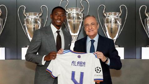 David Alaba, con la camiseta con el número 4 que lucirá en el conjunto blanco, y el presidente Florentino Pérez