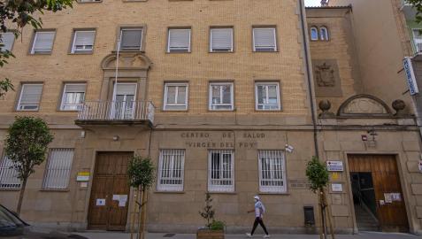 Un hombre pasa caminando junto al centro de salud de Estella
