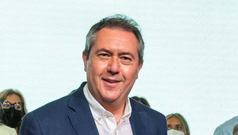 Juan Espadas atiende a los medios tras haber sido proclamado este viernes nuevo secretario general del PSOE de Andalucía