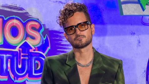 El cantante puertorriqueño Tommy Torres posa a su llegada para la gala de entrega de los Premios Juventud
