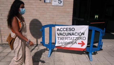 Fotos de una tarde de vacunación con jóvenes el polideportivo de la UPNA