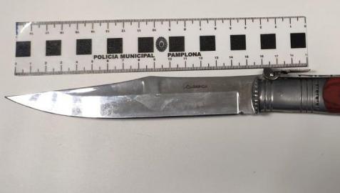 Arma blanca de 16 centímetros que llevaba el conductor