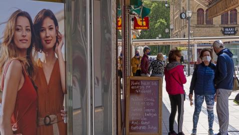 Varias personas con mascarilla por las calles de Estella