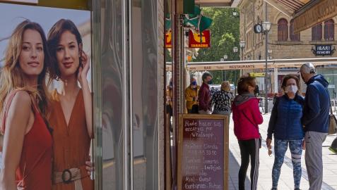 Varias personas con mascarilla por las calles de Estella