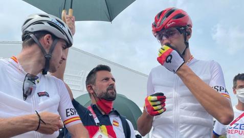 Mikel Zabala, junto con Valero y Cullell en la salida de la prueba.