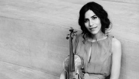 Ana María Valderrama, posando con un violín XX