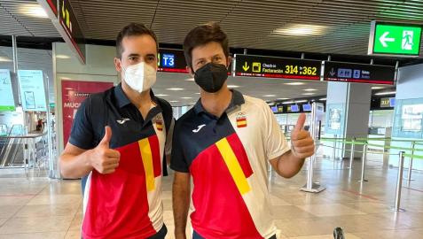 Jesús Legarrea, a la izquierda, junto a Jorge Campillo antes de emprender el viaje desde Barajas