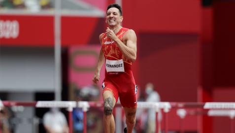 Sergio Fernández compite en las rondas preliminares de los 400m vallas masculinos por los Juegos Olímpicos 2020