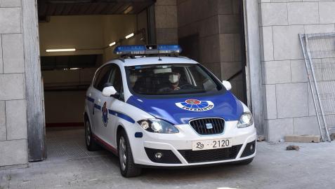 Un coche patrulla de la Ertzaintza abandona este viernes los juzgados de Durango