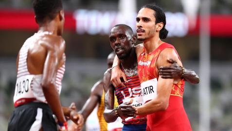 El español Mohamed Katir se abraza al norteamericano Paul Chelimo tras la carrera