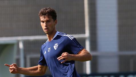 El mediocentro Lucas Torró durante el entrenamiento de ayer antes de disputar el amistoso ante el Logroñés