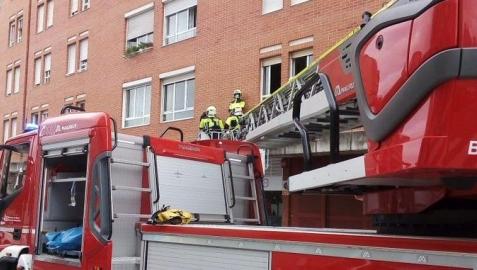 Bomberos en la Rochapea Bomberos, durante su intervención en la Rochapea
