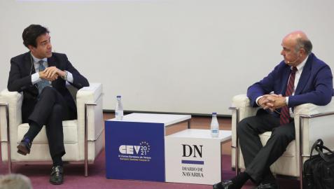 El vicepresidente del Banco Central Europeo y exministro Luis de Guindos, a la derecha, durante el diálogo que mantuvo con Pablo Zalba dentro de los Cursos de Verano