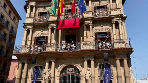 Actuación en el marco del Festival Flamenco On Fire de los lebrijanos Inés Bacán y Antonio Moyala, desde los balcones del Ayuntamiento de Pamplona. El concierto forma parte de la programación gratuita del ciclo 'Calles, balcones y patios.