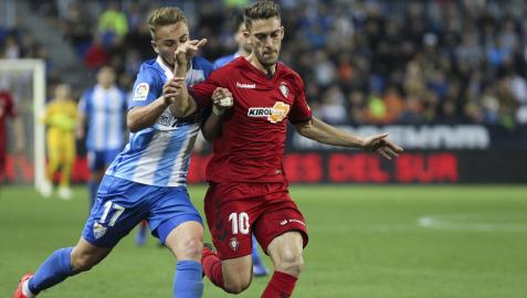Javi Ontiveros pelea por el balón con Roberto Torres en el partido entre el Málaga y Osasuna de 2019 en La Rosaleda, el año del ascenso a Primera