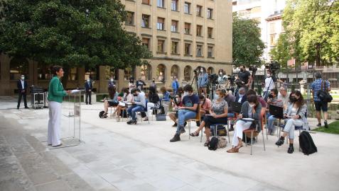 María Chivite habla ante los medios en los jardines del Palacio de Navarra