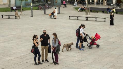 Personas con mascarilla en la Plaza del Castillo de Pamplona