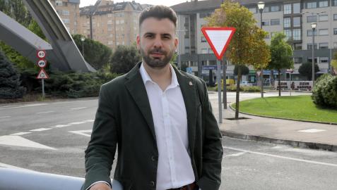 El alcalde de Zizur Mayor, Jon Gondán, junto al puente y arco sobre la A-12, autovía que parte en dos la localidad