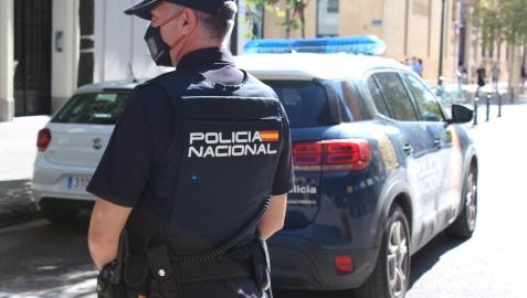 Un agente de la Policía Nacional