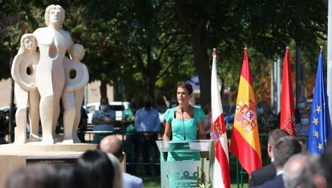 La presidenta Chivite pronuncia su discurso ante el monumento a las víctimas del terrorismo