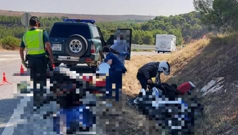 Imagen del motorista herido y los agentes de la Guardia Civil, en el lugar de los hechos.