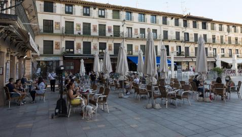 Terrazas en la plaza de los Fueros de Tudela