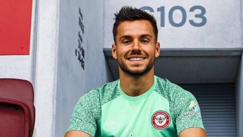 El riojano Álvaro Fernández, con la camiseta del Brentford