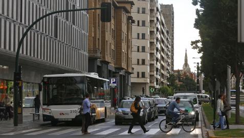 Varias personas cruzan un paso de cebra en Pamplona Varias personas cruzan un paso de cebra en Pamplona