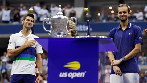 Djokovic y Medvedev Daniil Medvedev recoge el trofeo del Abierto de Estados Unidos ante Novac Djokovic