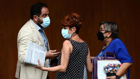 Ramón Alzórriz, Bakartxo Ruiz y Marisa de Simón, la semana pasada en el atrio del ParlamentO