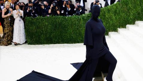 Kim Kardashian, con un extravagante look a su llegada a la Gala MET 2021