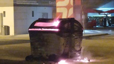Contenedor incendiado en la gasolinera de Trinitarios