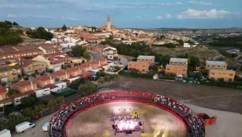 Cárcar Vista de Cárcar con la plaza portátil en primer lugar, en el aparcamiento de camiones, en la que se han celebrado diferentes actos