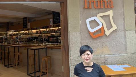 Xiao, en la entrada de la taberna Los Burgos de Iruña