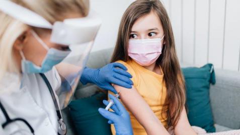 Una niña recibe una vacuna Una niña recibe una vacuna