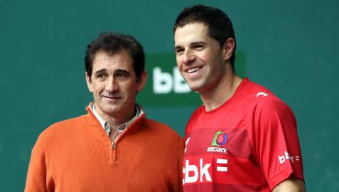 2009. DOS SUPERCAMPEONES. Julián Retegui y Aimar Olaizola justo después de una elección de material en el Labrit