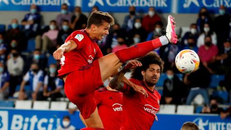 Lucas Torró impuso su ley en el centro del campo. En la foto, despeja ante la presencia de Joselu