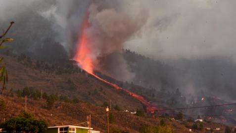 El volcán tiene siete bocas eruptivas y las coladas de lava van avanzando hacia el mar