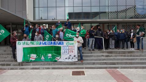 Momento de la concentración de EHNE Nafarroa delante de la sede del departamento de Desarrollo Rural.